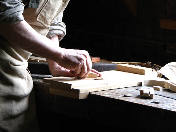 Nacemos de la influencia y formación  heredada en el sector de la <strong>carpintería de madera y ebanistería  en Galar.</strong>